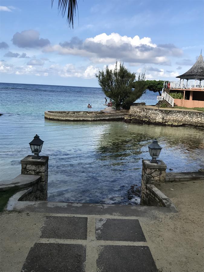 Alexanders Penthouse On The Beach Ocho Rios Exterior foto